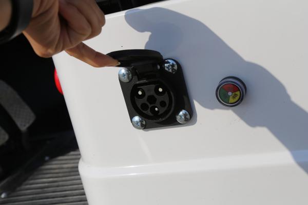 Véhicule utilitaire à batterie au lithium Chariot de golf 4 places Luxe moteur électrique Chasse à la voiture de golf
