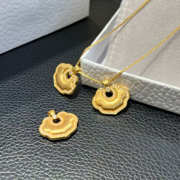 Manufacturer wholesale Round Shape Pendant Circular Cross Flower Modern Geometric 18k Gold Pendant Jewelry