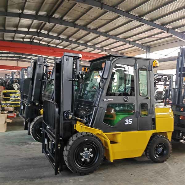 Yellow Balance Counterbalance Hydraulic Diesel Powered Forklift 3.5T With Heater