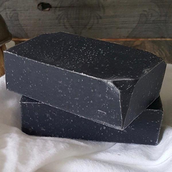 Le charbon de bois fait main organique doux de bambou noir de barre de savon nettoie sans séchage