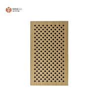 Instalación de techo y pared con paneles acústicos arquitectónicos perforados para auditorios