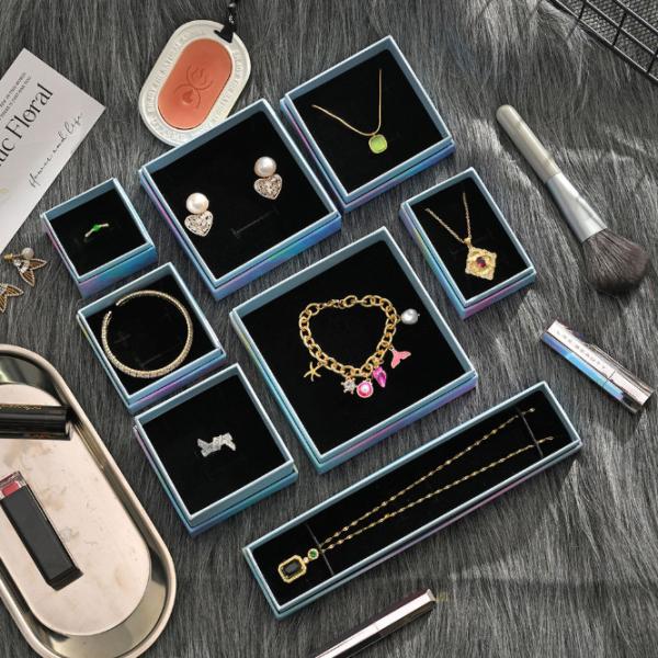 Logo personnalisé Boîtes à bijoux Collier pour femmes Boucles d'oreilles Bague magnifiquement emballé Ensemble complet de boîtes cadeaux en papier
