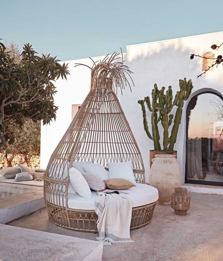 Indonesia Handcraft Outdoor Large Daybed Pear Shape Rattan Daybed. SN-2699