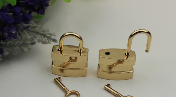 HOT SALE OEM design durable light gold cheap zinc alloy decorative padlock with key