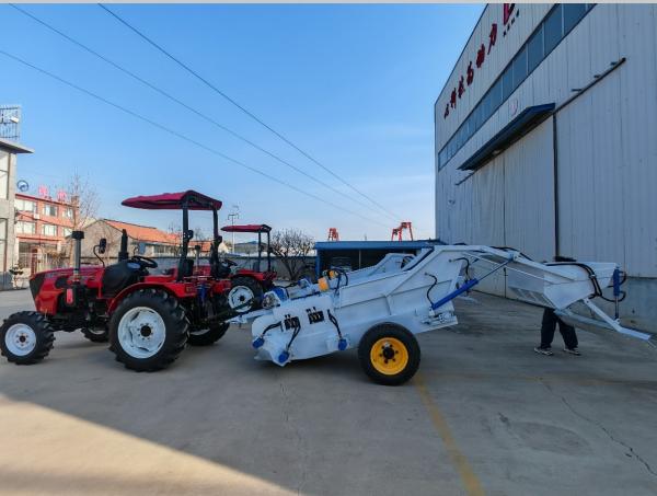 Deodorizing Tractor Driving Beach Cleaning Machine Removing Debris