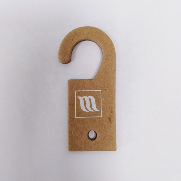 Colgador de cartón con gancho en J para calcetines de color natural multifuncional