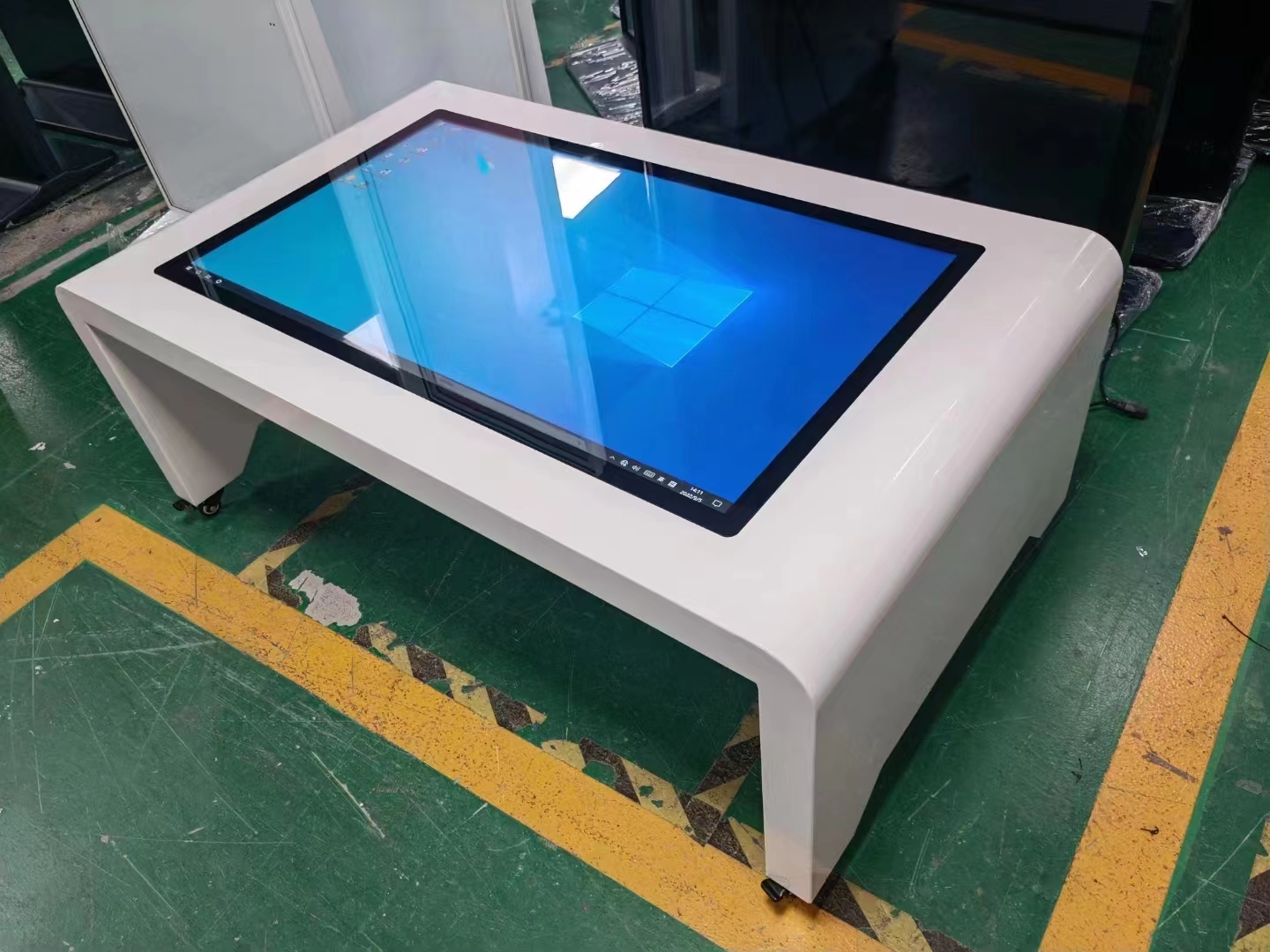 PCAP Touch Screen Table 32 43 55 Inch PC Win OS Detachable Legs For Kids Pre-education Meetings