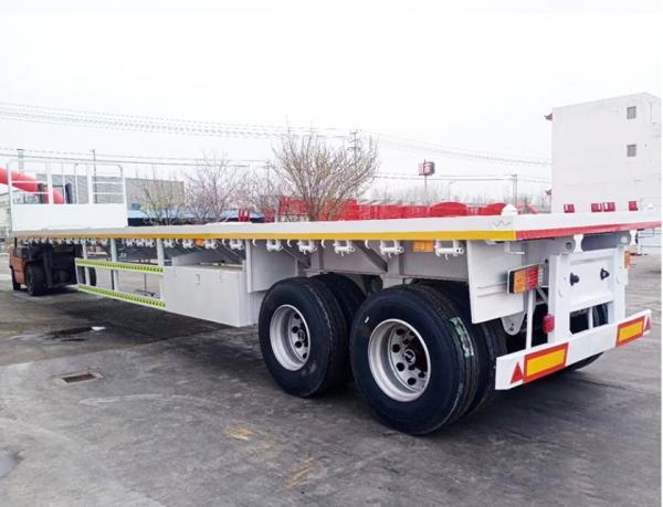Truck Trailer Flatbed Semi Trailer With 30-60 Tons Loading Capacity And 1 Tool Box Big Chamber
