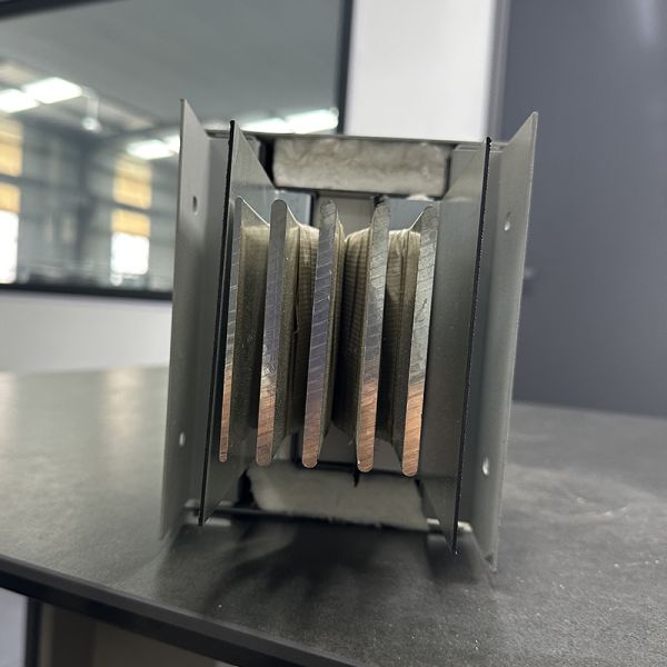 Barra de bus cerrada de baja tensión con clasificación contra incendios para una instalación eficiente de gestión de cables