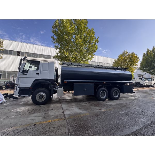 SINOTRUK HOWO 6×4 10 wheels Oil Tank Truck 371HP 20CBM With fuel dispenser The color can be customized