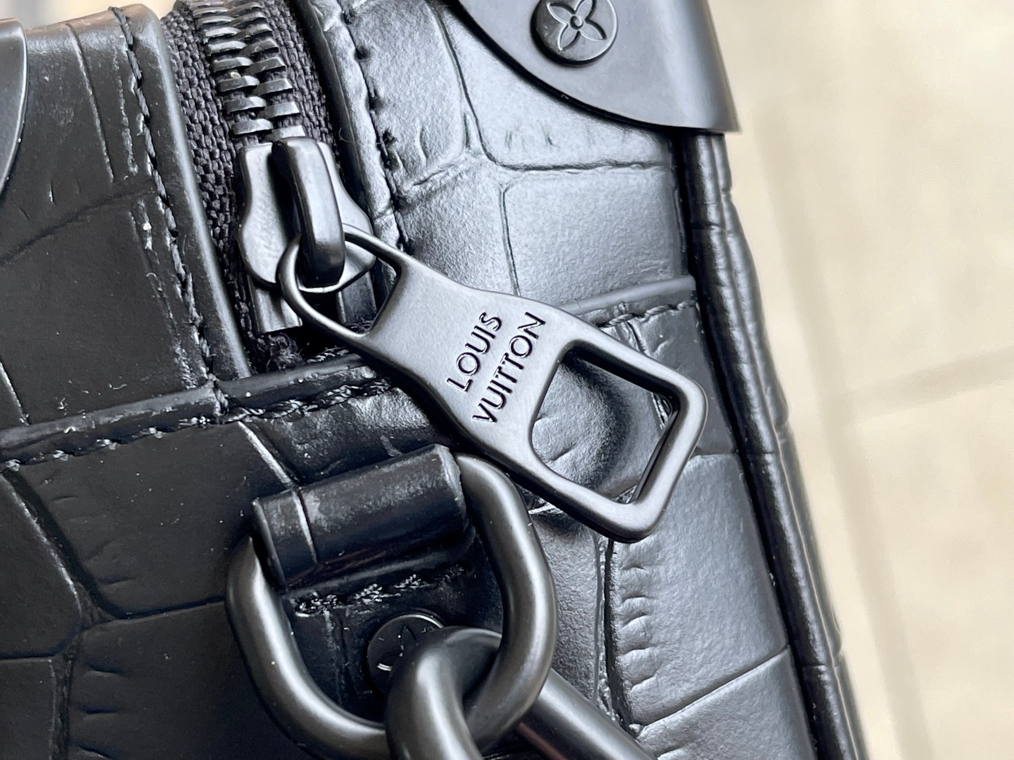 Лакированная кожа мягкого хобота Louis Vuitton LV черноты штейна Crocodilien мини небольшая