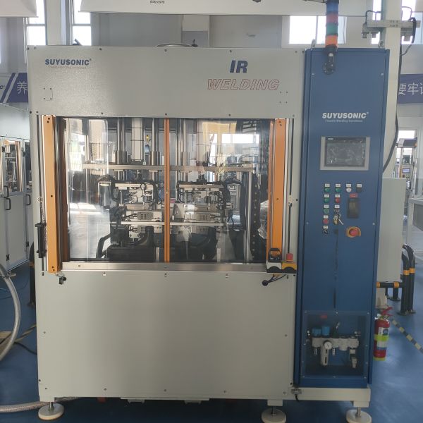 Équipement de soudage plastique par plaque chauffante infrarouge de haute précision PA66+GF30 avec un débit de 11 à 22 kg/h et une garantie d'un an