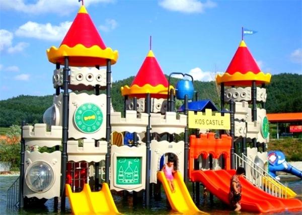 A água da piscina do campo de jogos do divertimento desliza passeios do parque