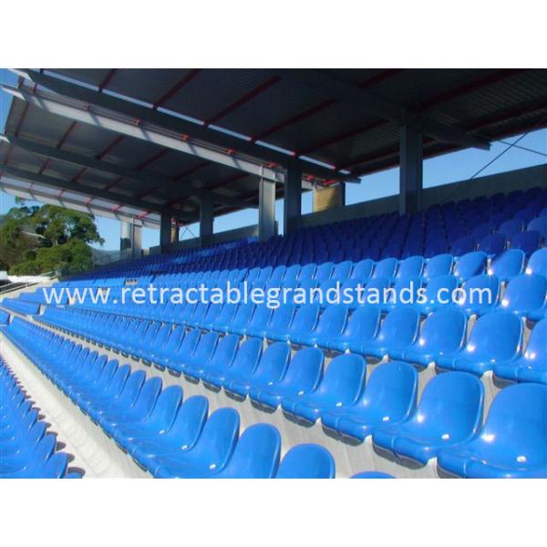 Пластиковым места отбеливателя спортзала футбольного стадиона установленные кронштейном кронштейном с средней задней частью