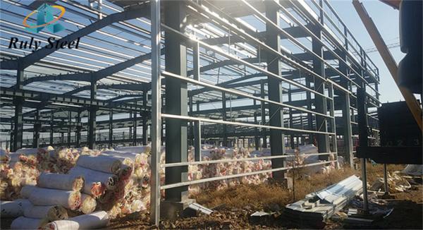 Entrepôt de 4000 m² en structure métallique avec panneaux sandwich isolants