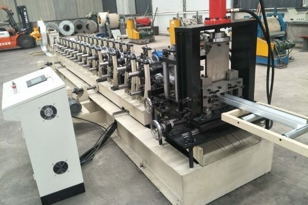 Machine de profilage à froid pour profilés de cloisons sèches C U