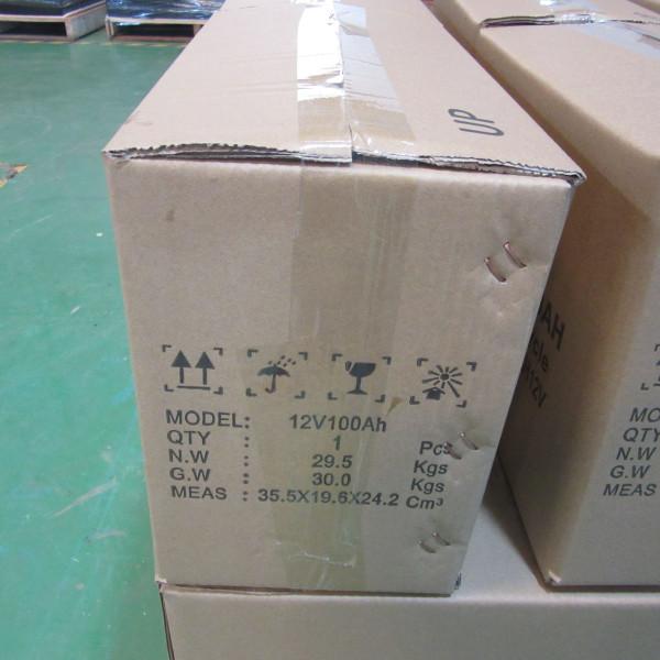 Uma bateria de carro acidificada ao chumbo dos terminais 12v 100ah JIS 746A CCA