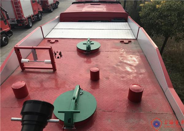 Carro de bombeiros do petroleiro da água da movimentação do chassi 6x4 de Sinotruk com a bomba de fogo 90L/s