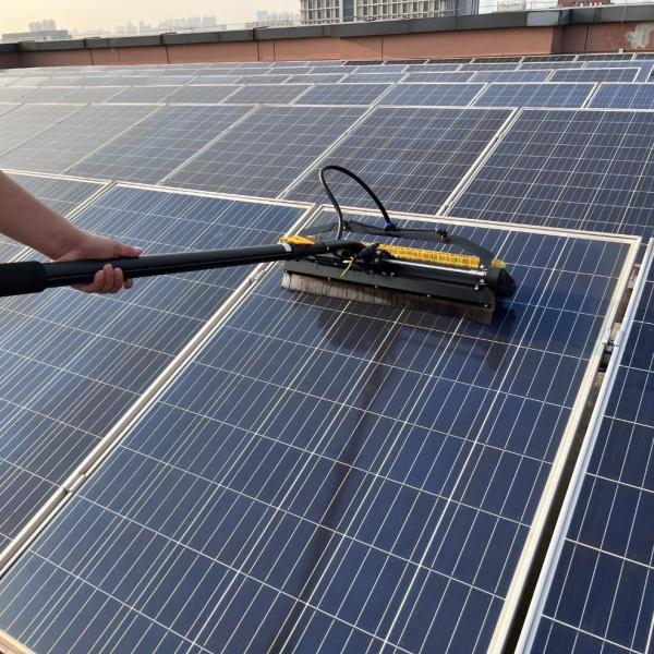 5.5M Mochila telescópica de pólo com escova rolante a bateria para limpeza de painéis solares