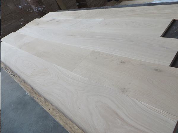 le chêne français non fini a machiné le plancher en bois, planche large, aucun revêtement, pré-poncé, catégorie d'ABCD. joint de langue et de cannelure