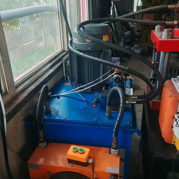 Ligne de production de plateaux de câbles à entraînement par chaîne pour applications lourdes