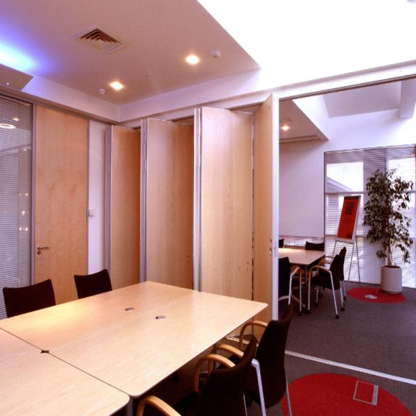 Подгонянная звукоизоляционная складывая дверь рассекателя комнаты стены раздела 85 мм для банкета Халл гостиницы