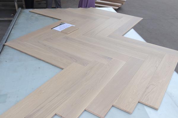 White Oak Herringbone Engineered Flooring 910x150x15mm