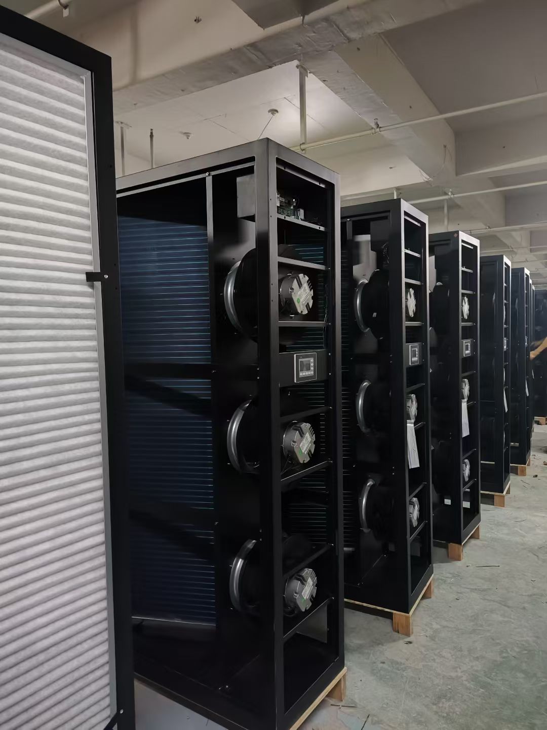 8.1kW Air Cooled In Row Precision Air Conditioner Close Coupled Hot Spot Elimination For Edge Cabinet Cooling