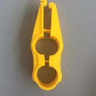 Crochets de tuyau en plastique pour abreuvoir de mamelon de poulet de chair Crochet de tuyau en PVC jaune