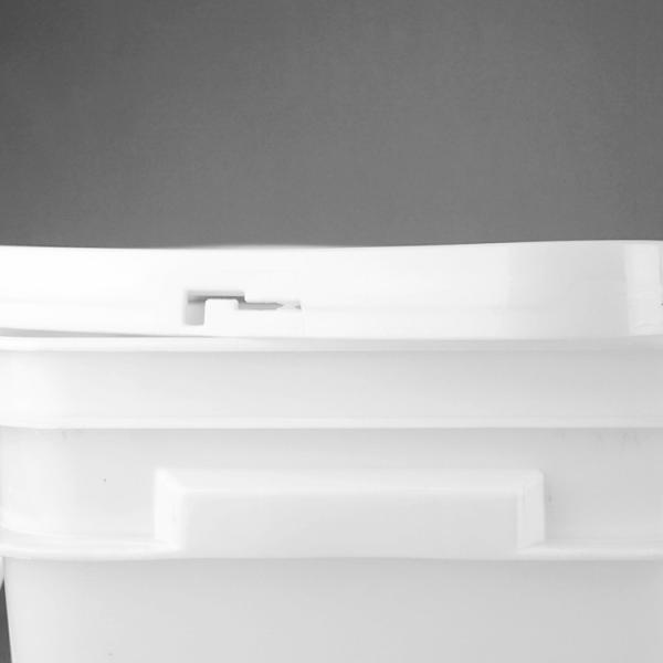 Gérer un récipient en plastique carré de 10 litres