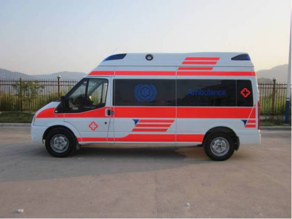 Ford Long Axle Medical Emergency Ambulance 9 Seat Front Rear Drive 4×2