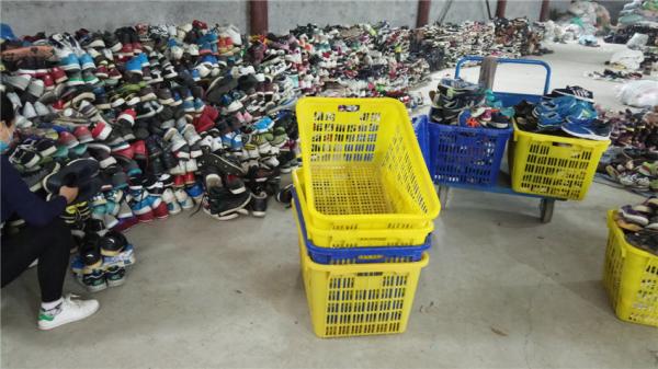 old men sports shoes，used shoes，old shoes，second hand shoes，used bag，used cloth。
