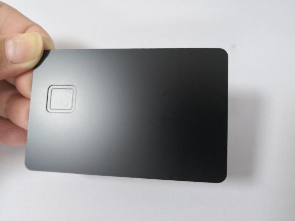 Cartão de banco preto matte liso do metal do costume 0.8mm com furo da microplaqueta do contato