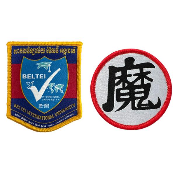 Утюг на вышитом изготовленном на заказ логотипе латает сплетенную границу Merrow заплаты ярлыка красную