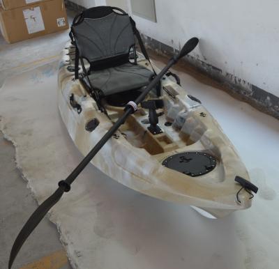 O adulto da pintura de Camo da areia do HDPE senta-se no caiaque, passeio no caiaque superior com trela da pá