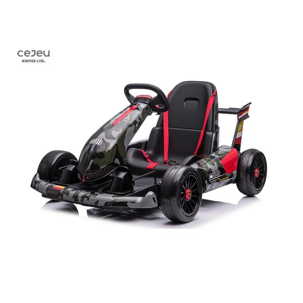 3 лет стареют дети идут езда Karts на направляющем бугеле цепной передачи ловителя кабины лифта на открытом воздухе