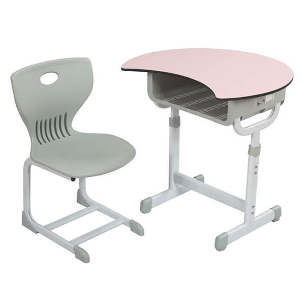 Напудрите покрывая законченные стулья стола студента