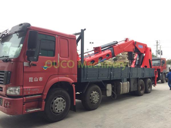 Compact Truck Mounted Boom Crane , 100T Lorry Mounted Crane Full Power Boom
