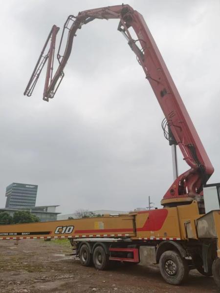 Camion à pompe à béton Sany 62m avec type de béton semi-sec et châssis Benz adapté à la construction de grands bâtiments