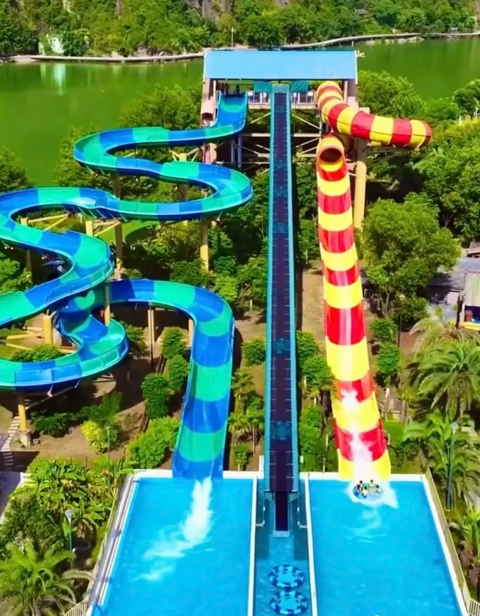 Large Scale  Ultimate High-capacity Thrill Ride For Water Parks 4 Person Raft Ride Commercial Water Slide