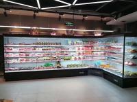 Refrigerador abierto de la exhibición del supermercado usado para la lechería y las bebidas