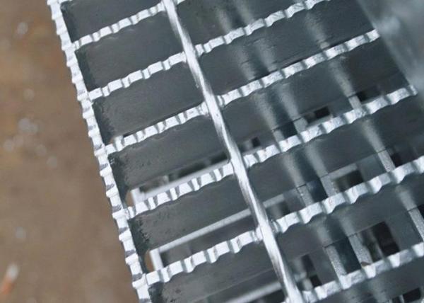 Tratamento de superfície pintado 1000*6000mm de aço galvanizado serrilhado do Grating