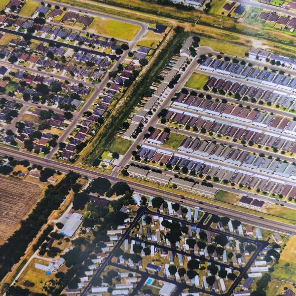 Миля выше Техаса. Профессиональная печатная служба столовой книги с глянцевой ламинированной обложкой и глянцевой художественной бумагой.