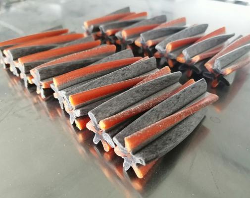 Les bâtons dentaires de festins saccadés naturels poursuivent masticable et des festins faisant la machine