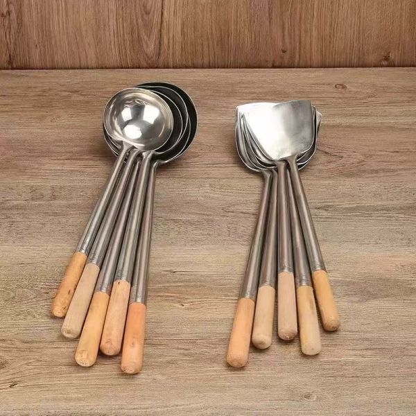 Commercial anti-scalding chef’s wooden handle frying spoon