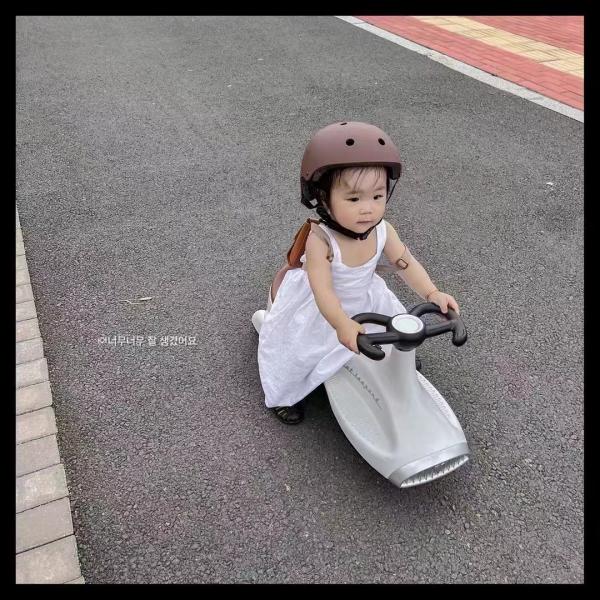 Creative Ride On Swing Cars With Silent Wheel And Light Music