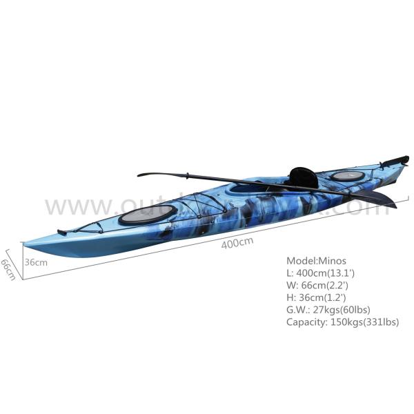 Профессионал сидит в воде каяка внимательной оборудуя эффективной двигая для одного человека