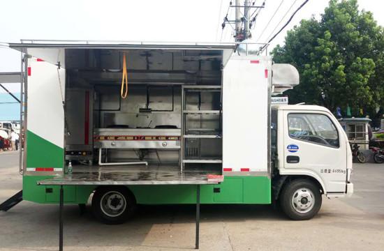 DongFeng 4.5ton  4.5-meter Double-door Stainless Steel Extended Dining Car on Both Sides Cold and Fresh Cabinet Dining Truck