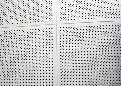 Abra o quadro da pilha colocado em telhas do teto