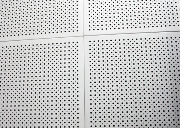 Abra o quadro da pilha colocado em telhas do teto